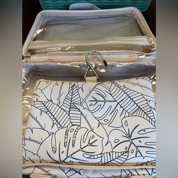 Tender Love Carry Hanging Travel Bag, Toiletry Bag, Makeup Bag for Women - Picture 9 of 11